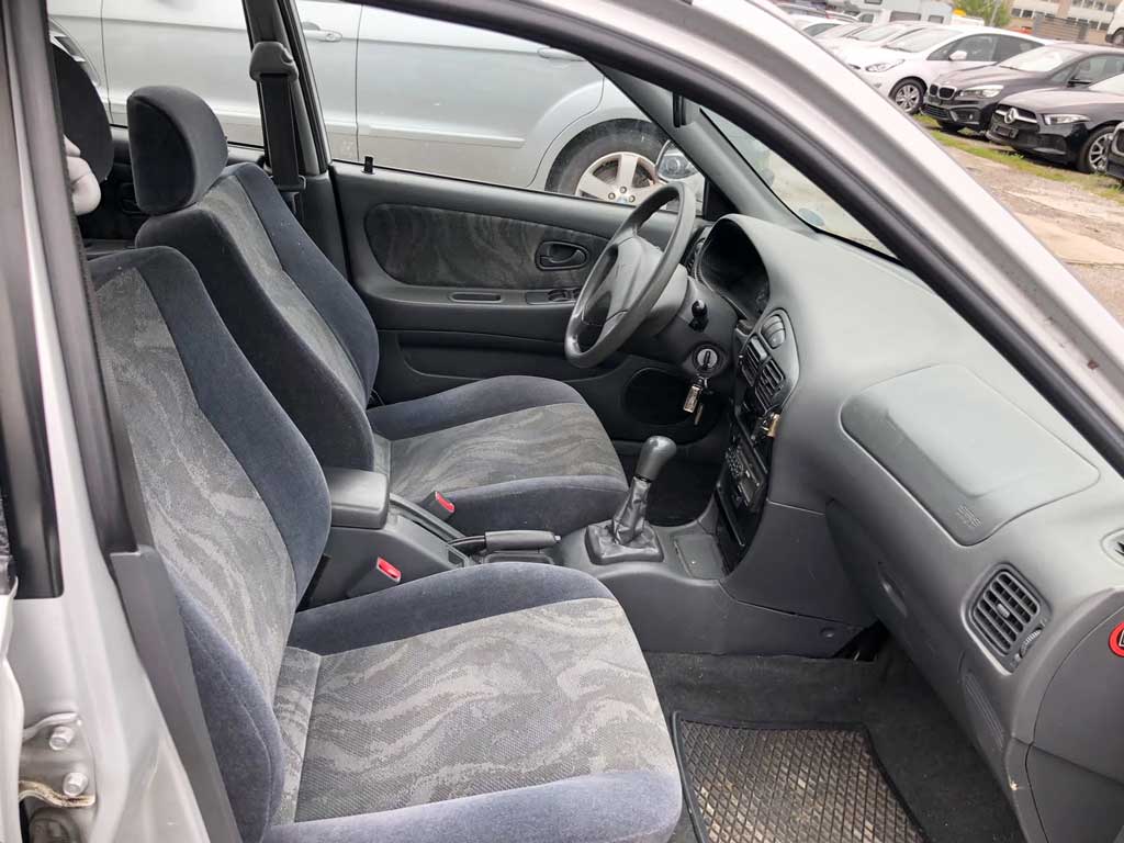 MITSUBISHI Lancer 1.6 GL SwissStar 2001 Benziner Kombi manuell Autoankauf Export Innenansicht Cockpit