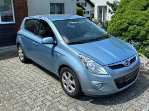 HYUNDAI i20 1.2 Comfort 2010 Kleinwagen Benziner manuell 8400km 78PS 1248ccm 1150kg 5,1L hellblau