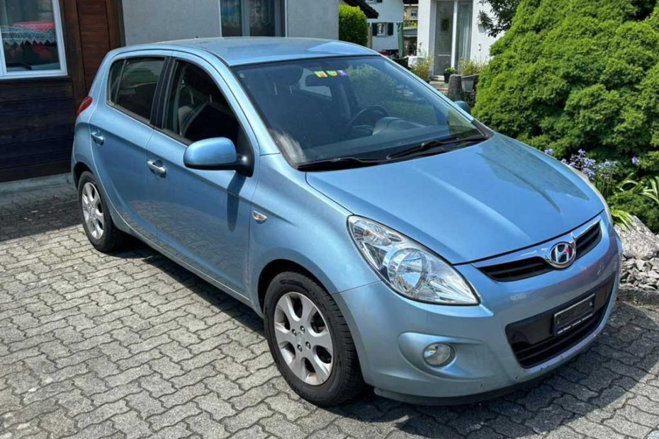 HYUNDAI i20 1.2 Comfort 2010 Kleinwagen Benziner manuell 8400km 78PS 1248ccm 1150kg 5,1L hellblau