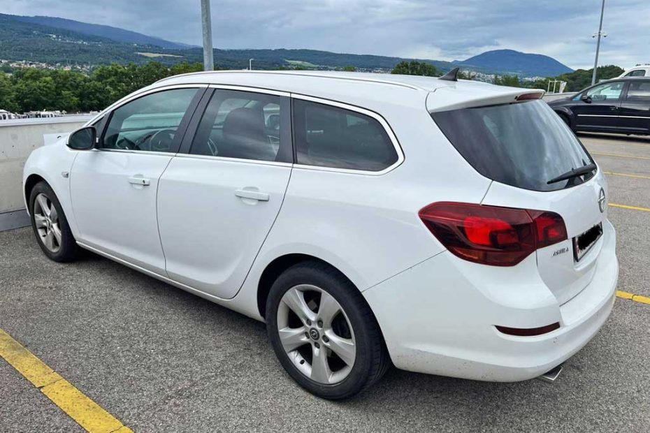 OPEL Astra SportsTourer Enjoy Automatic 2012 Kombi Automat Benziner 115PS 69000km 1598ccm 1500kg weiss