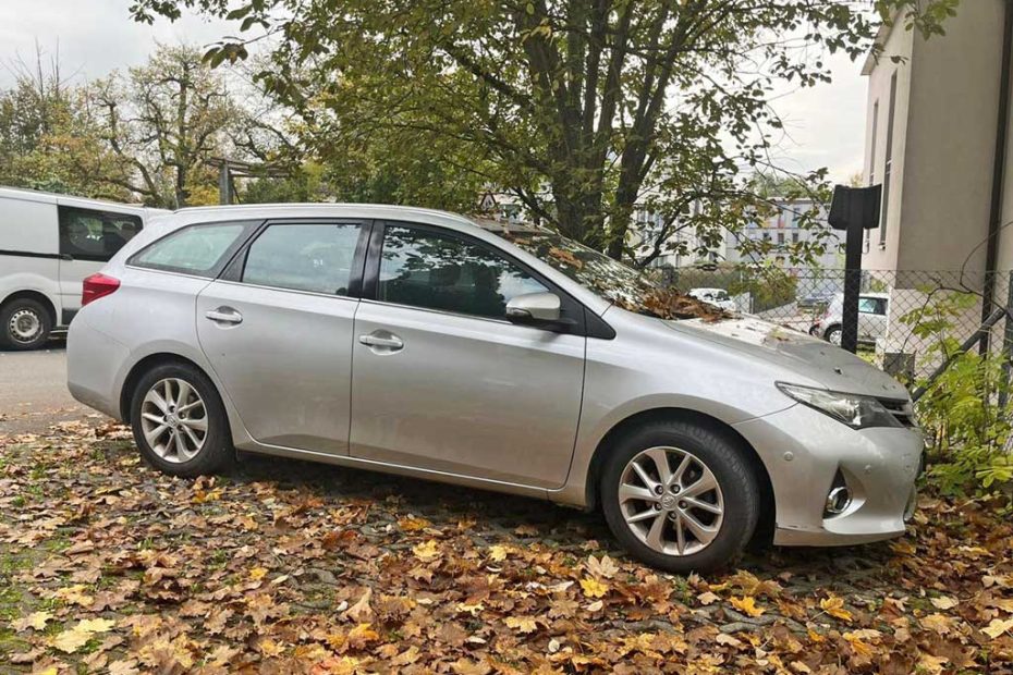 TOYOTA Auris 1.8 HSD Linea Luna Hybrid 2015 191000km stufenlos 136PS 1798ccm 1380kg