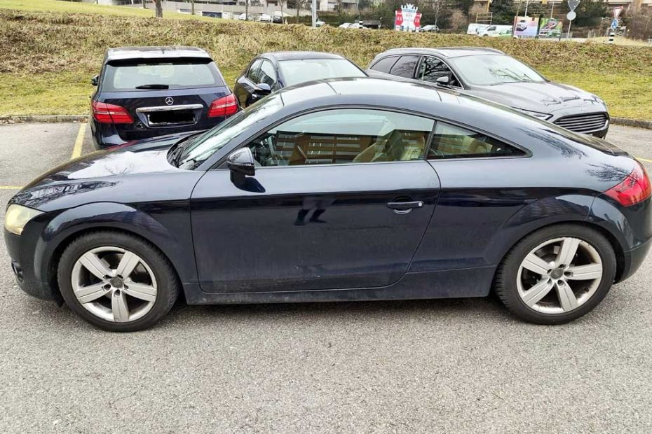 AUDI TT Coupé 2.0 TFSI quattro S-tronic Roadster 2009 Allrad Halbautomat Benziner 200PS schwarz