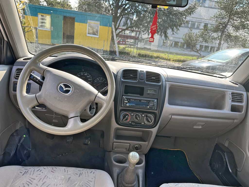 MAZDA Demio 1.5i-16 High ABS 2001 Benziner Autoankauf Autoexport innen Cockpit