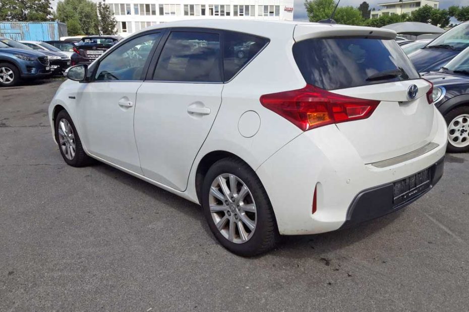 TOYOTA Auris 1.8 16V HSD Linea Sol 2014 Hybrid Kompaktwagen stufenlos 181000km 1.3kWh 1798ccm 1500kg 136PS weiss